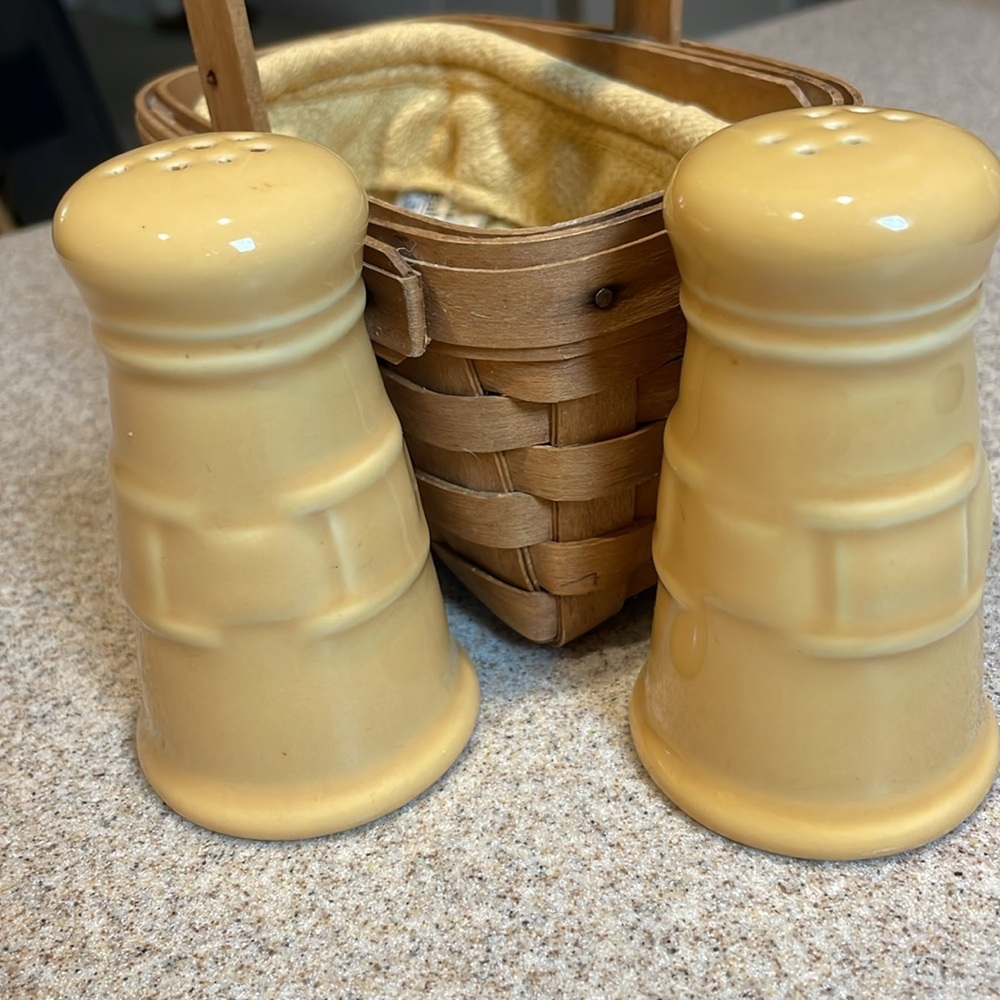 2003 Longaberger salt and pepper shakers with coverlet and handmade basket - Picture 2 of 13